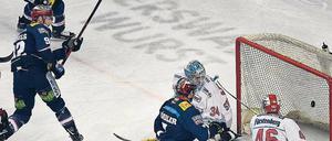 Marcel Noebels (links) trifft zum 1:0 für die Eisbären, die danach leichtes Spiel hatten. 