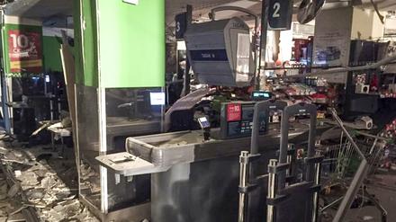 Das Foto zeigt das Innere des Supermarktes in St. Petersburg, in dem sich eine Explosion ereignet hat. 