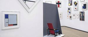 Blick in die Neupräsentation mit Gerrit Rietvelds „Rot-blauem Stuhl“ (Entwurf 1918) und Gemälden von Piet Mondrian (links) sowie Kasimir Malewitsch. 