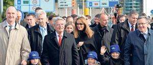 Brandenburgs Ministerpräsident Woidke (l), Bundespräsident Gauck (m) und Präsident Komorowski (r) 2013 auf der Oderbrücke in Frankfurt (Oder).