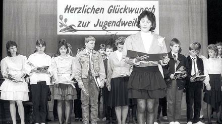 „Plötzlich erwachsen“. Die Jugendweihe (das Bild zeigt Schüler im Jahr 1990 in Anklam) sollte die Jugendlichen in die Erwachsenengesellschaft einführen.