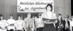„Plötzlich erwachsen“. Die Jugendweihe (das Bild zeigt Schüler im Jahr 1990 in Anklam) sollte die Jugendlichen in die Erwachsenengesellschaft einführen. 