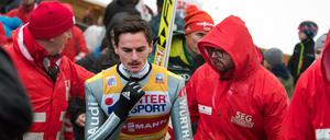 Richard Freitag wurde nach seinem Sturz am Donnerstag im Krankenhaus untersucht.