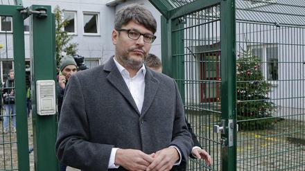 Justizsenator Dirk Behrendt bei seinem Besuch in der Justizvollzugsanstalt Plötzensee.