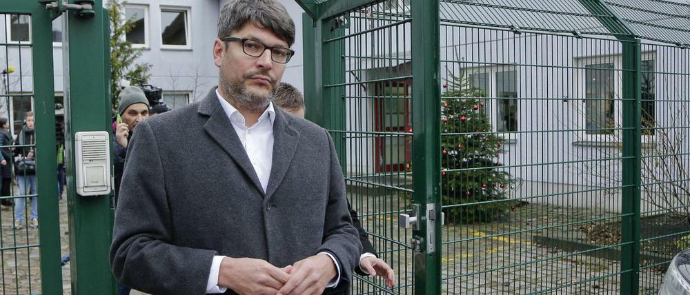 Justizsenator Dirk Behrendt bei seinem Besuch in der Justizvollzugsanstalt Plötzensee.