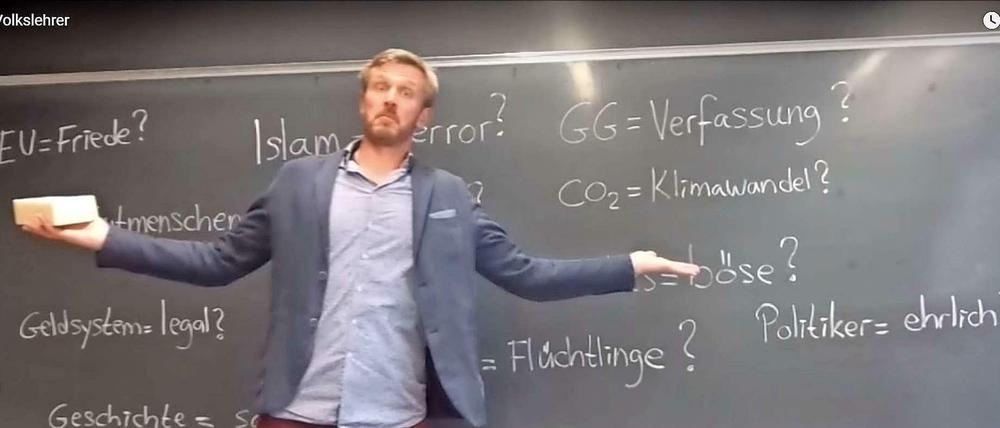 Krude Lehren. Nikolai N. unterrichtete bereits an mehreren Berliner Grundschulen.