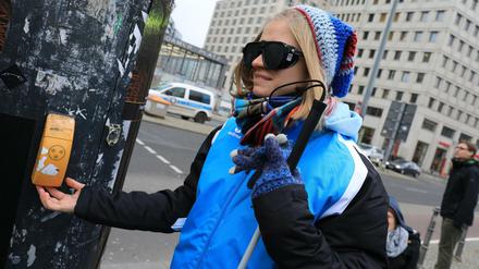 Im Team der Nachwuchsreporter beim Vorbereitungs-Workshop der "Paralympics Zeitung PyeongChang 2018". Die Jung-Journalisten testen mit Rollstühlen und Taststöcken die Barrierefreiheit rund um den Potsdamer Platz in Berlin-Mitte.
