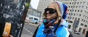 Im Team der Nachwuchsreporter beim Vorbereitungs-Workshop der "Paralympics Zeitung PyeongChang 2018". Die Jung-Journalisten testen mit Rollstühlen und Taststöcken die Barrierefreiheit rund um den Potsdamer Platz in Berlin-Mitte.