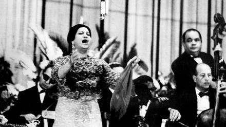 Ägyptische Ikone. Oum Kalthoum gibt ein Konzert in Kairo. Die Aufnahme ist nicht näher datiert.