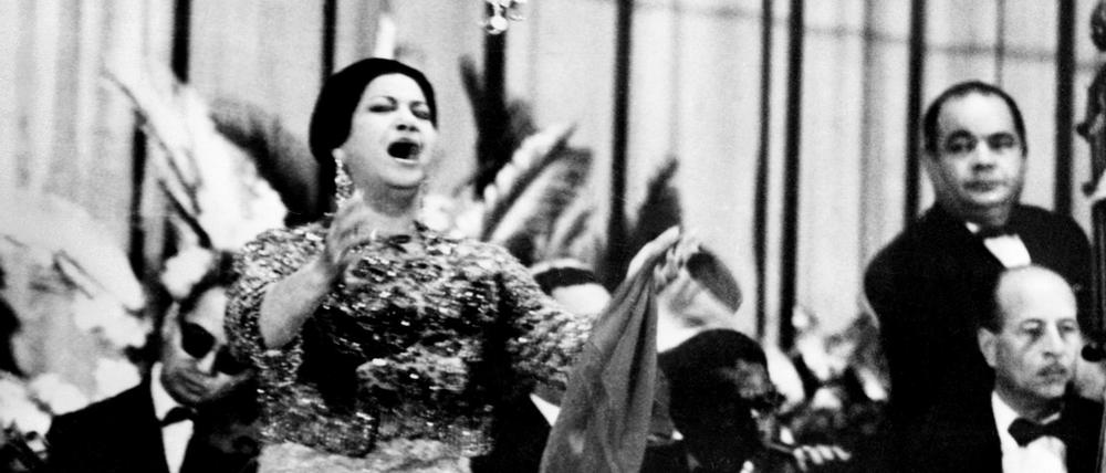 Ägyptische Ikone. Oum Kalthoum gibt ein Konzert in Kairo. Die Aufnahme ist nicht näher datiert.
