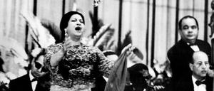 Ägyptische Ikone. Oum Kalthoum gibt ein Konzert in Kairo. Die Aufnahme ist nicht näher datiert.