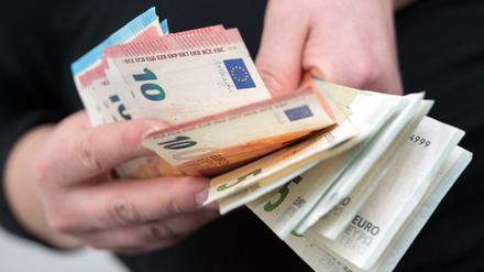 Verdienst du mehr als ich? Auf diese Frage können Arbeitnehmer künftig eine Antwort bekommen - zumindest theoretisch.