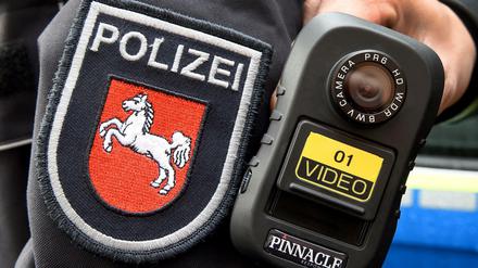 In Hannover (Niedersachsen) wurde bereits 2016 ein Pilotprojekt für Bodycams an Polizeibeamten durchgeführt.