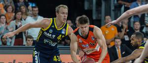 Luke Sikma (links, hier gegen Ulm) war bei Alba einmal mehr bester Mann. 