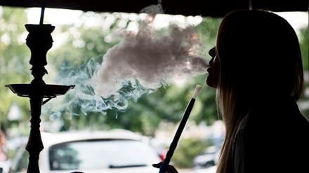 Wird immer beliebter: Rauchen aus der Wasserpfeife - hier eine junge Frau in einer Shisha-Bar in Berlin. 