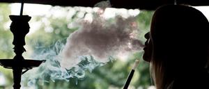 Wird immer beliebter: Rauchen aus der Wasserpfeife - hier eine junge Frau in einer Shisha-Bar in Berlin. 