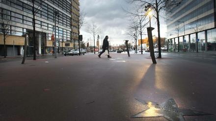 Seit 2010 werden auf dem östlichen Ende der Potsdamer Straße bislang 105 Koryphäen der deutschen Filmkunst geehrt. Wie lange noch, ist fraglich.