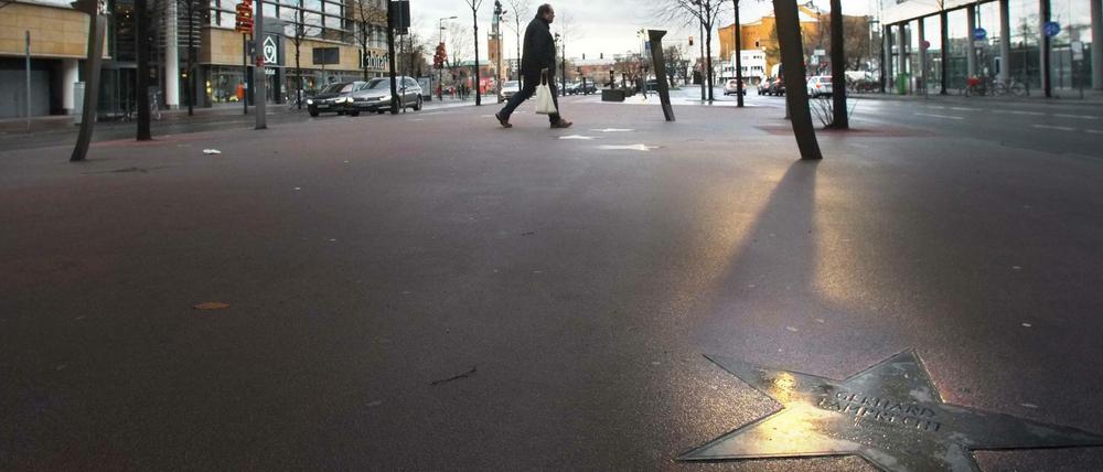 Seit 2010 werden auf dem östlichen Ende der Potsdamer Straße bislang 105 Koryphäen der deutschen Filmkunst geehrt. Wie lange noch, ist fraglich.