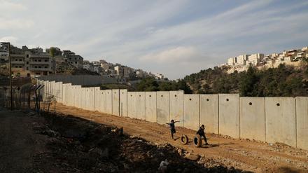 Kinder spielen in Ost-Jerusalem mit Reifen. 