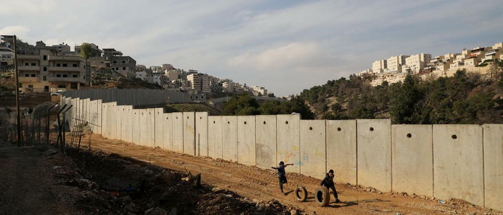 Kinder spielen in Ost-Jerusalem mit Reifen.