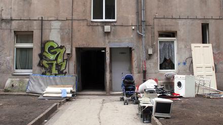 Eines der Hauptprobleme in Neukölln: Müll auf den Straßen. Hier in der Okerstraße im Schillerkiez. 