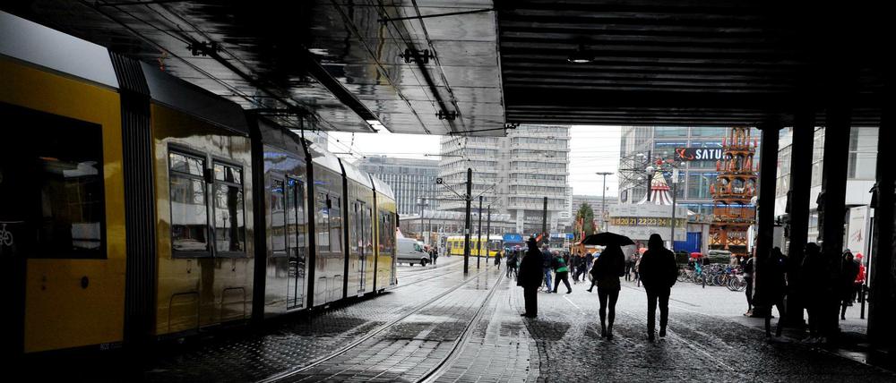 Straßenbahnverkehr am Alexanderplatz.  