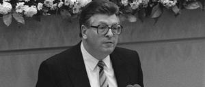 Bundestagspräsident Philipp Jenninger (CDU) während seiner Rede zum 50. Jahrestag der Reichpogromnacht am 10. November 1988 im Deutschen Bundestag.