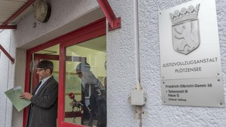 Rein und raus. Berlins Justizsenator Dirk Behrendt (Grüne) muss die Probleme im Strafvollzug in den Griff bekommen.