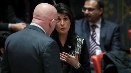 Russlands UN-Botschafter Wassili Nebensja und seine US-amerikanische Kollegin Nikki Haley.
