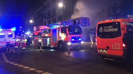 Voller Einsatz. Rettungskräfte der Feuerwehr in der Silvesternacht.