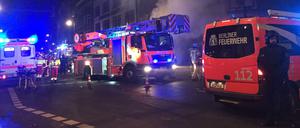 Voller Einsatz. Rettungskräfte der Feuerwehr in der Silvesternacht.