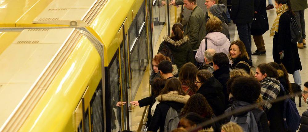 Die Nutzer der U5 werden sich zwischen Strausberger Platz und Alexanderplatz auf Schienenersatzverkehr einstellen müssen.