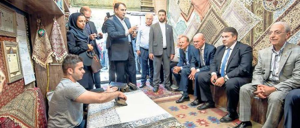 Im Sommer 2015, ein paar Monate nach Aufhebung der Sanktionen, besuchte der damalige Bundeswirtschaftsminister Sigmar Gabriel den Iran. Heute ist er Außenminister - und in der Wirtschaft gibt es Kritik an der zähen Visa-Vergabe des Ministeriums.