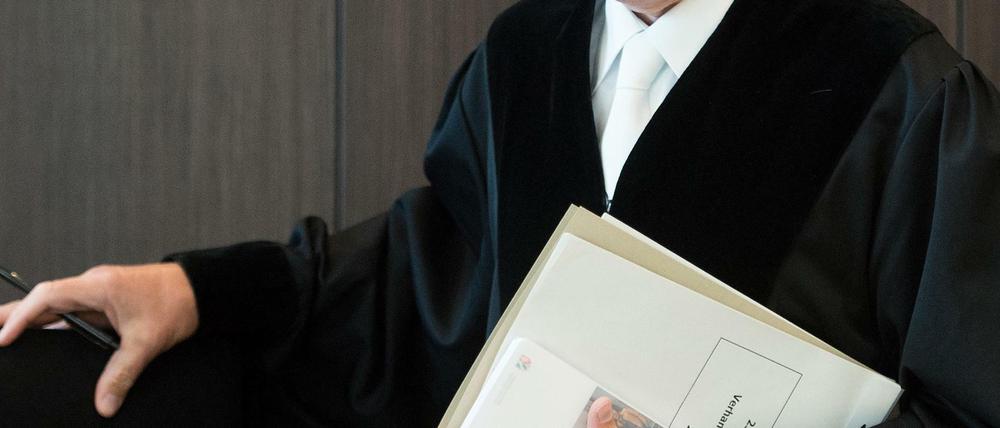 Im Verfahren. Manchmal landen ehrenamtliche Helfer vor Gericht.