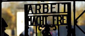 Am Tor des Grauens. Ein Besucher im KZ Dachau.