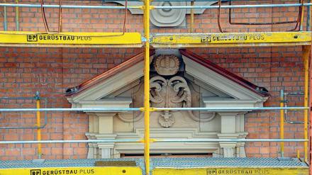 Bitte kaufen! Die Ornamente der Schlossfassade können erworben werden. 