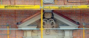 Bitte kaufen! Die Ornamente der Schlossfassade können erworben werden. 