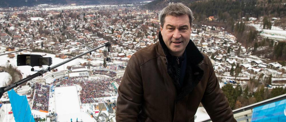 Hoch hinaus. Markus Söder an der Skisprungschanze von Garmisch-Partenkirchen.