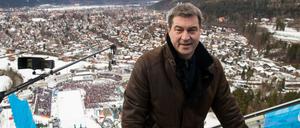 Hoch hinaus. Markus Söder an der Skisprungschanze von Garmisch-Partenkirchen.