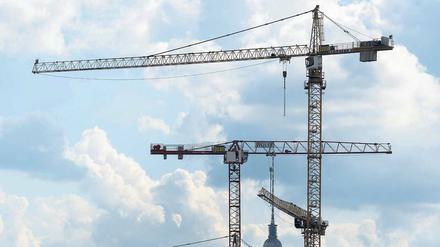 Bereits heute beklagen Privatinvestoren, dass es in Berlin zu wenige Flächen für Neubauten gibt. Durch die geplante Investitionsoffensive der Landesregierung dürfte der Markt noch enger werden. 