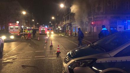 Polizei und Rettungskräfte am 1. Januar in der Karl-Marx-Allee im Einsatz.