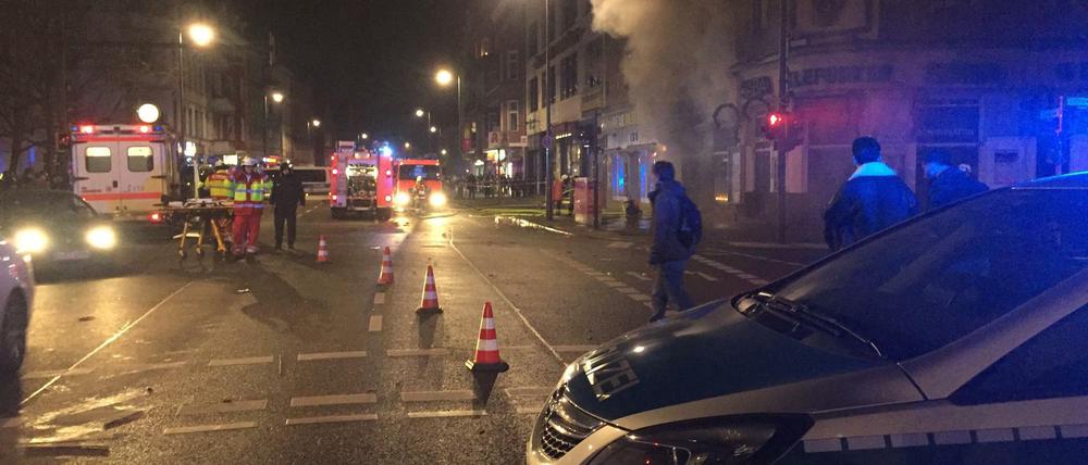 Polizei und Rettungskräfte am 1. Januar in der Karl-Marx-Allee im Einsatz.