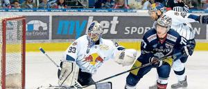 Die letzte große Serie gegen München. Im Halbfinale der Play-offs scheiterten Daniel Fischbuch (in blau) und die Eisbären in der Vorsaison am Meister.