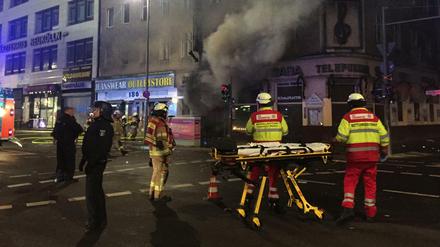 Rettungskräfte beim Einsatz vor der alteingesessenen Musikalienhandlung.