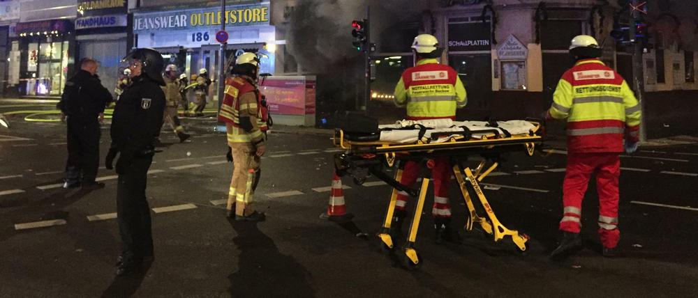 Rettungskräfte beim Einsatz vor der alteingesessenen Musikalienhandlung.