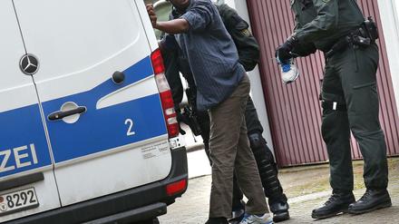 Polizisten bei einer Razzia in einer Gemeinschaftsunterkunft für Asylbewerber in Mengen (Baden-Württemberg)