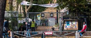 Flüchtlinge und einige Unterstützer sitzen 2014 vor der von Flüchtlingen besetzten ehemaligen Gerhart-Hauptmann-Schule in Kreuzberg.