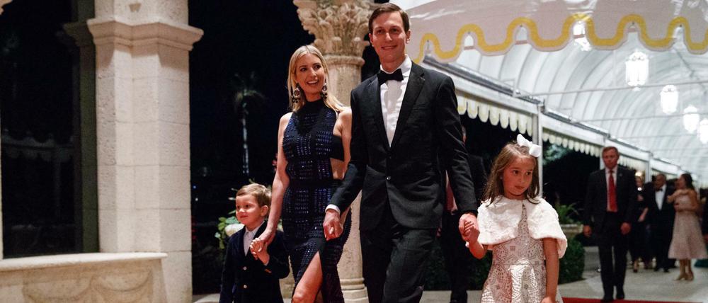 Jared Kushner und Ivanka Trump kommen mit Tochter Arabella Kushner und Sohn Joseph Kushner zur Silvester-Gala ins Mar-a-Lago Resort.