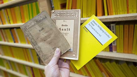 Das erste von Reclam verlegte Buch: Eine Ausgabe von Faust aus dem Jahr 1867 (links), dazu eine Ausgabe aus der Zeit des Ersten Weltkrieges und eine aktuelle Faustausgabe.