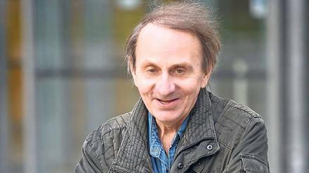 Zwischen Clown und Clochard. Michel Houellebecq inszeniert sich als Antityp der Medienwirksamkeit und wird genau dadurch medienwirksam.
